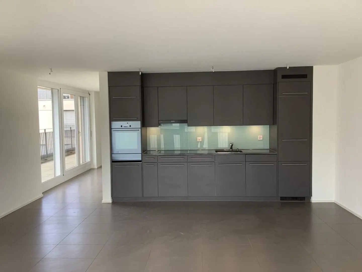 moderne 2.5-Zimmerwohnung an zentraler Lage - Foto 2 von 10