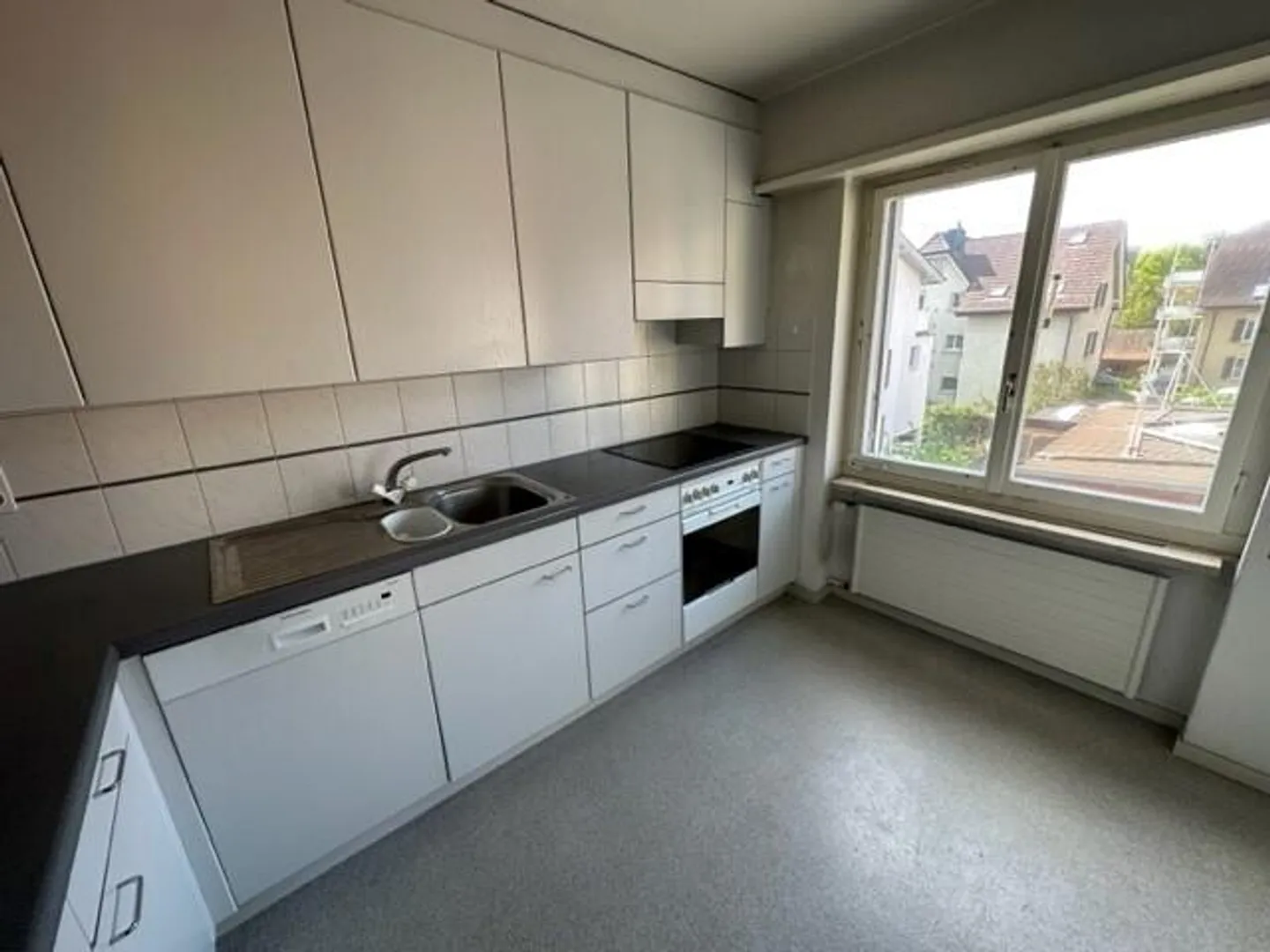 Appartamento luminoso di 4,5 stanze a Wettngen - Foto 2 di 8