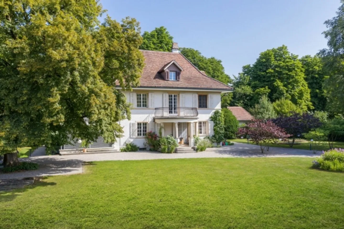 PROPRIETÀ EQUESTRE CON VILLA, HALL E NUOVA ARENA IN SABBIA - Foto 1 di 9