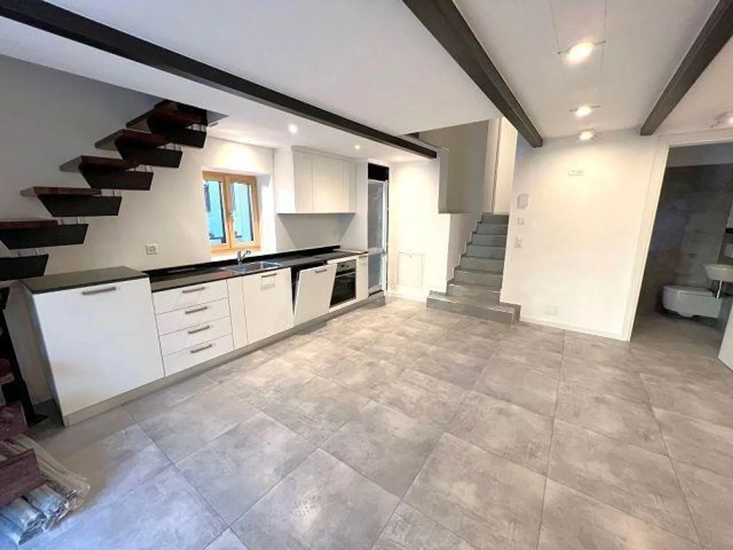 Studio on the ground floor of a 4-family house - Photo 2 of 13