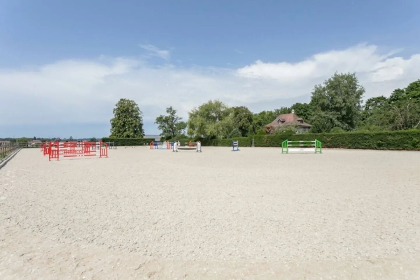 PROPRIETÀ EQUESTRE CON VILLA, HALL E NUOVA ARENA IN SABBIA - Foto 3 di 9