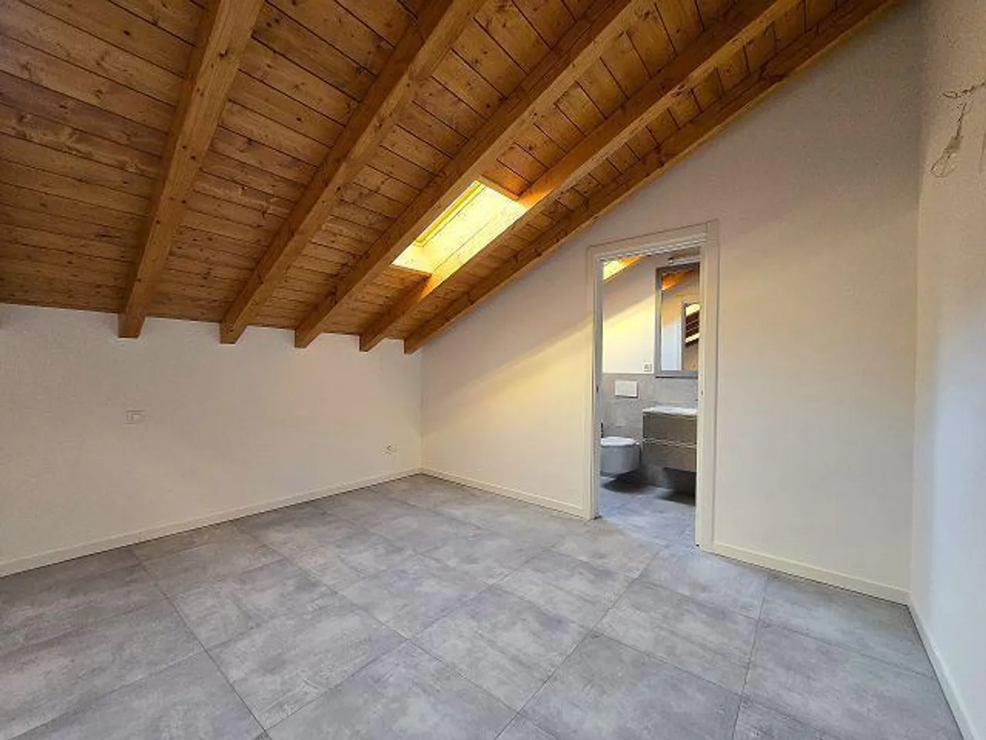 Studio on the ground floor of a 4-family house - Photo 9 of 13