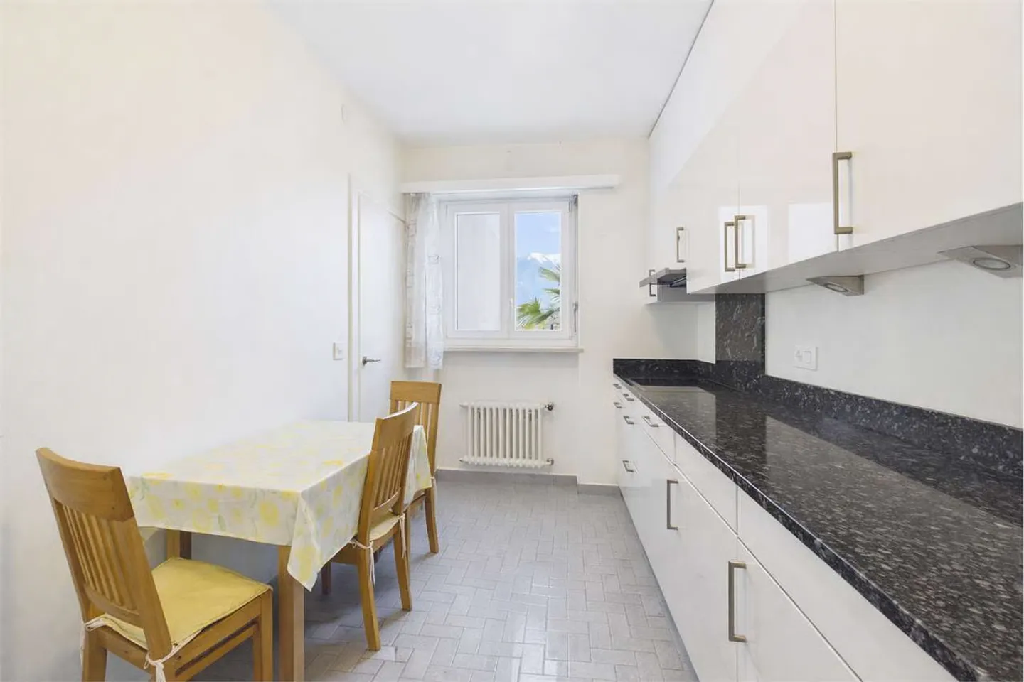 Bright 4.5-Room Apartment in Locarno - Photo 2 of 11