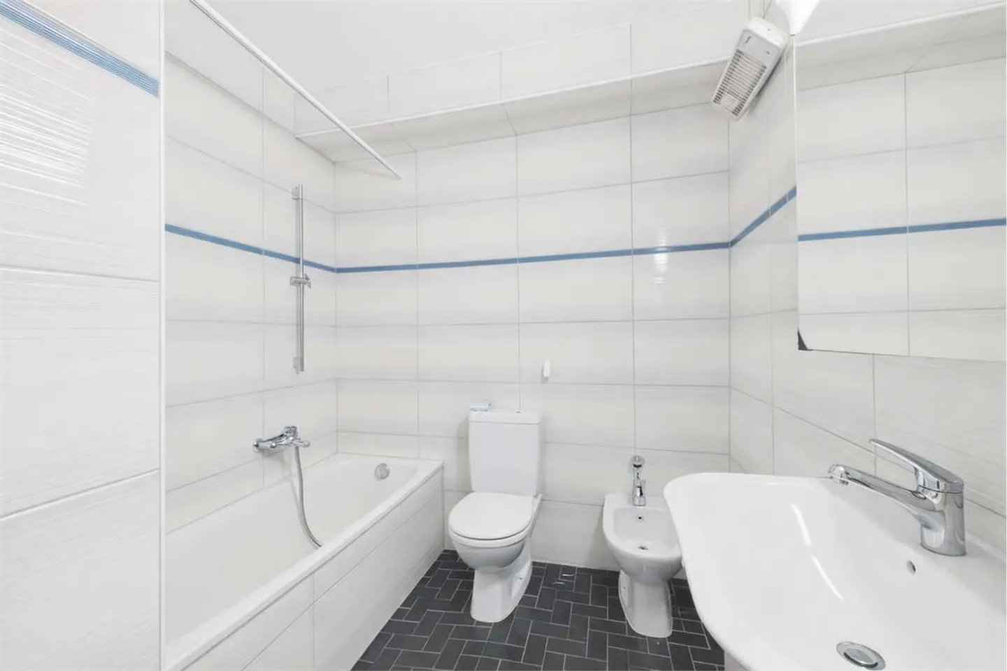 Bright 4.5-Room Apartment in Locarno - Photo 7 of 11