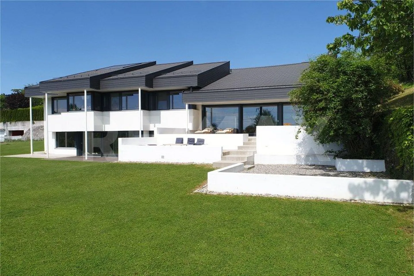 Villa mit kalifornisch inspiriertem Design - Foto 2 von 13