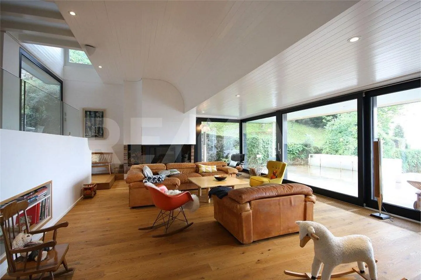 Villa mit kalifornisch inspiriertem Design - Foto 3 von 13