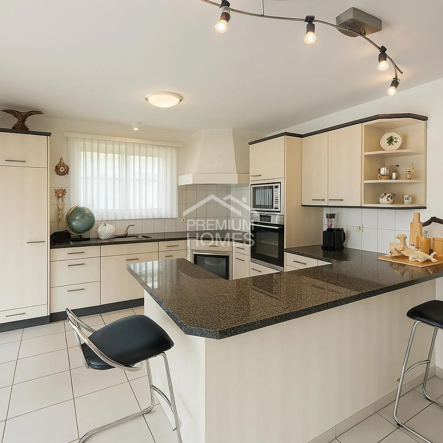 Stylish Family Home with Terrace - Photo 4 of 11