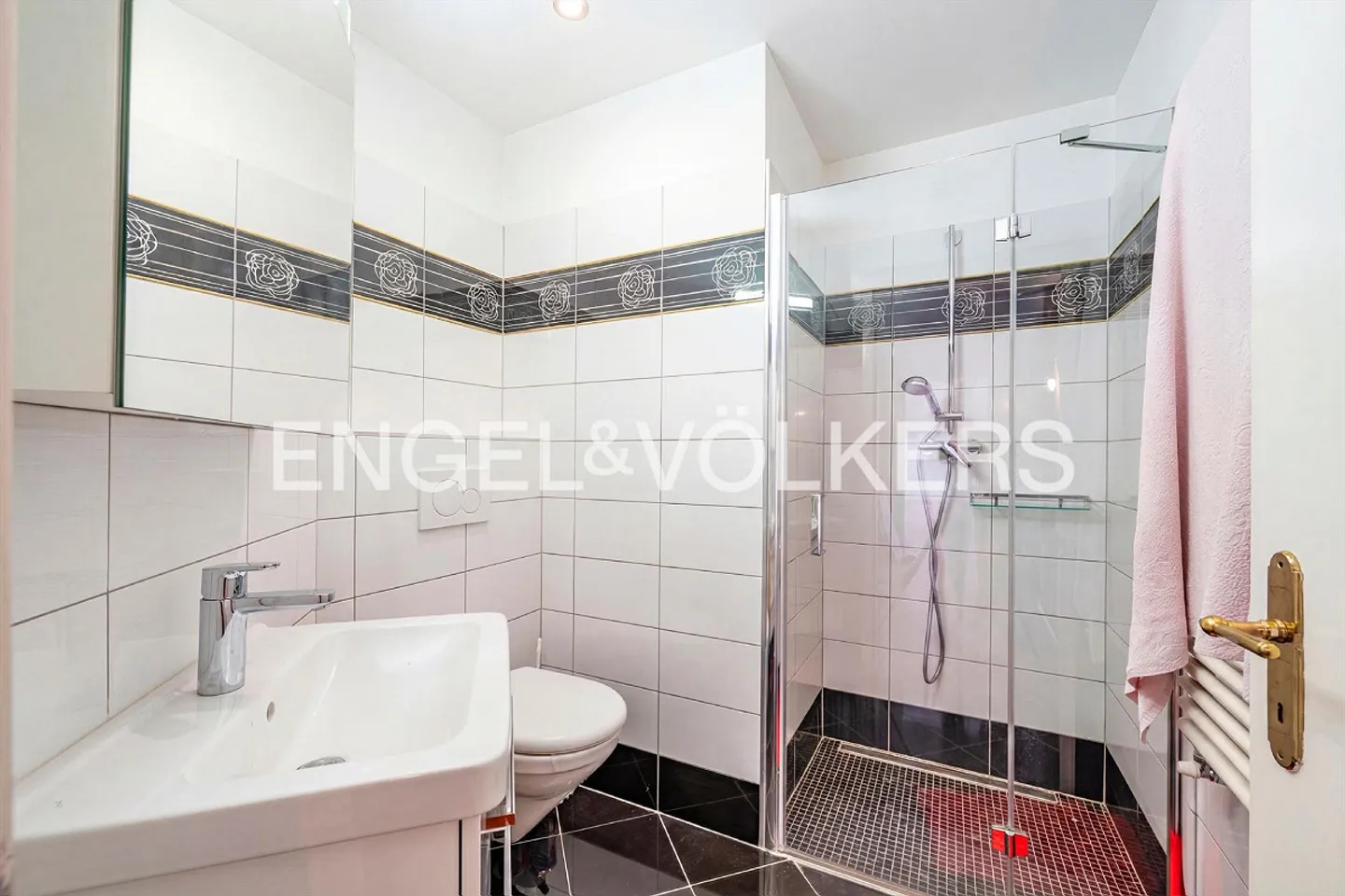 Appartamento con ampia terrazza e vista lago - Foto 11 di 13