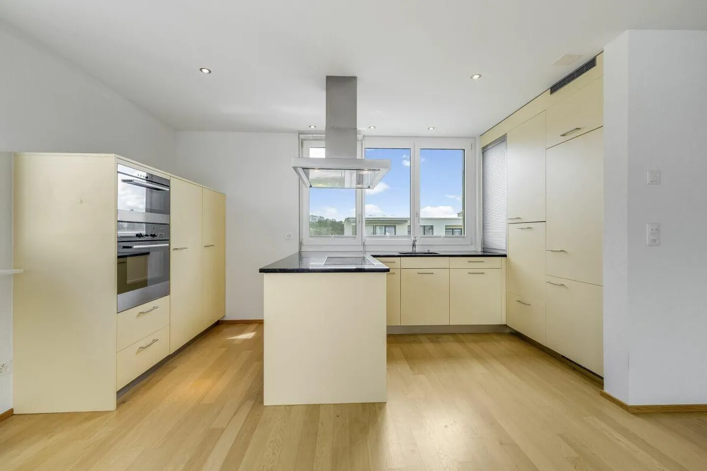 Moderne 4.5-Zimmer-Attikawohnung mit Fernsicht und Idylle - Foto 1 von 14