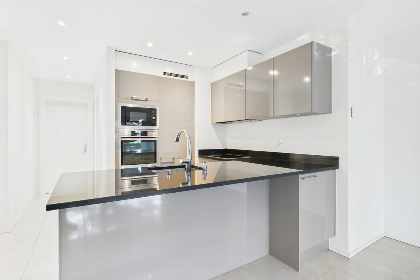 Exclusivité ! Appartement traversant en rez-de-jardin - Photo 2 sur 8