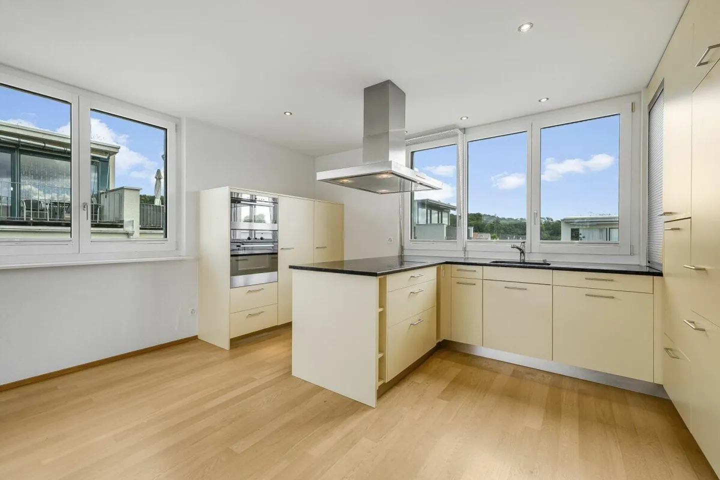 Moderne 4.5-Zimmer-Attikawohnung mit Fernsicht und Idylle - Foto 3 von 14