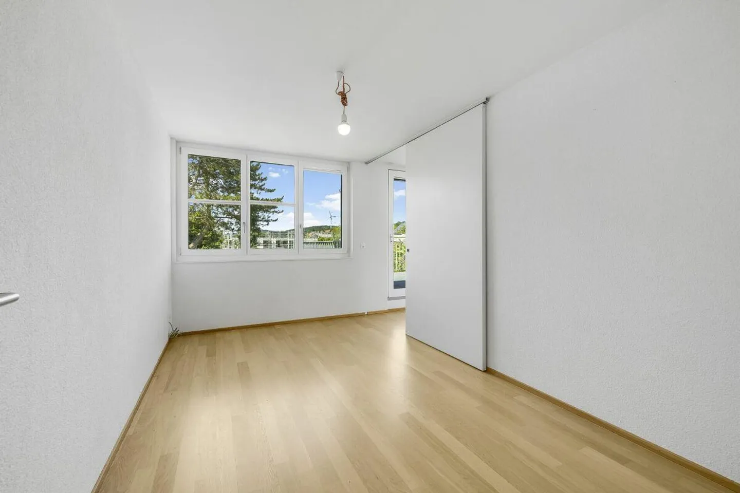 Moderne 4.5-Zimmer-Attikawohnung mit Fernsicht und Idylle - Foto 6 von 14