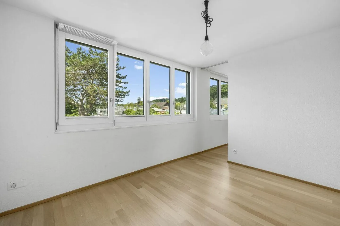 Moderne 4.5-Zimmer-Attikawohnung mit Fernsicht und Idylle - Foto 7 von 14