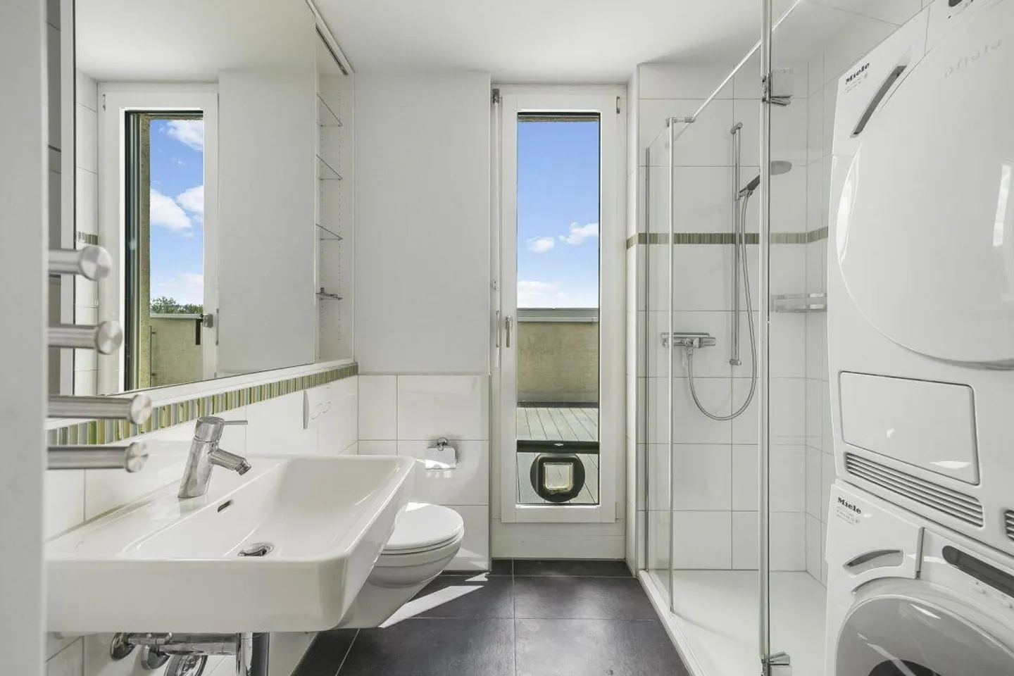 Moderne 4.5-Zimmer-Attikawohnung mit Fernsicht und Idylle - Foto 10 von 14