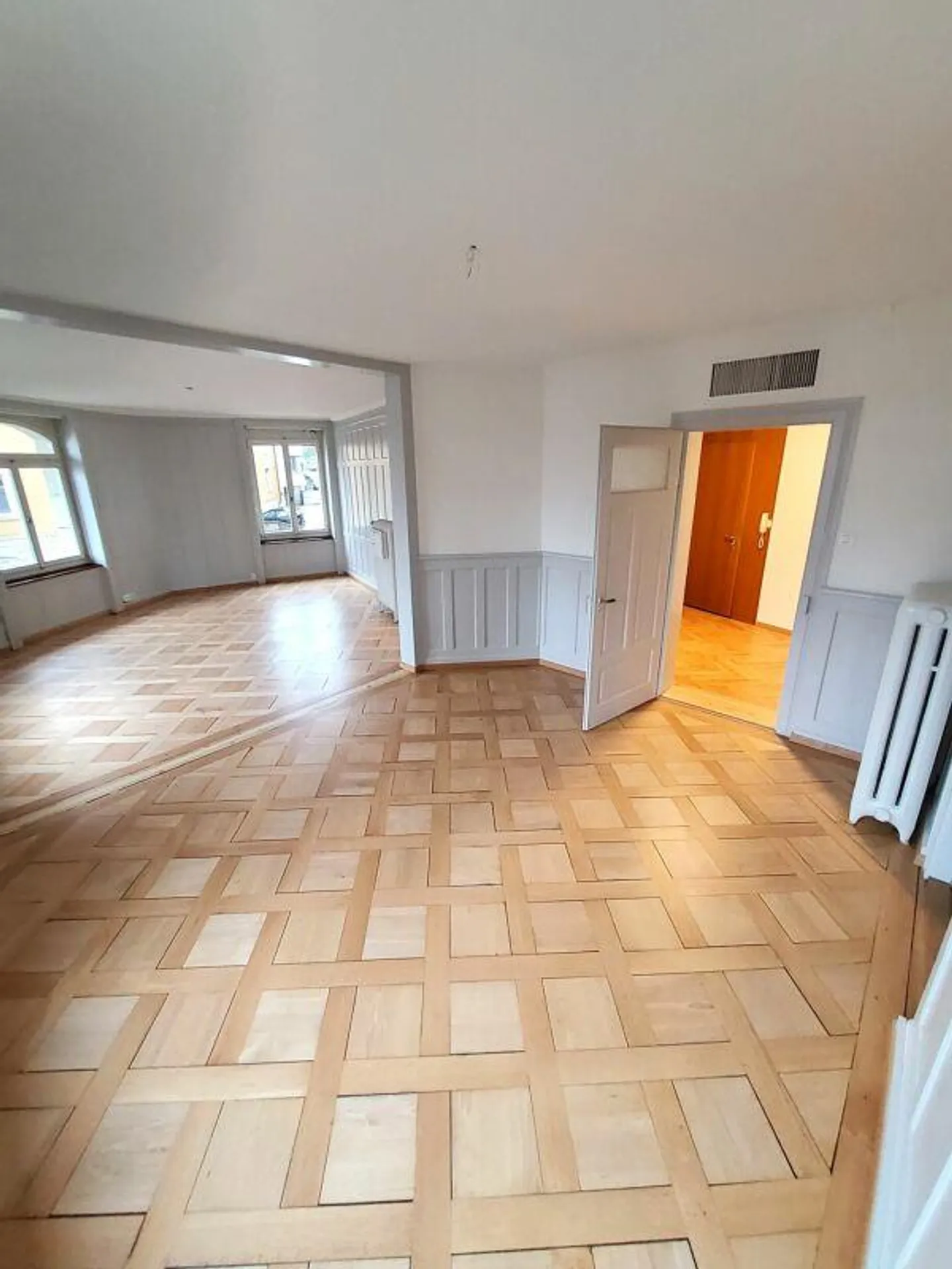 Central Bright Apartment - Photo 3 of 11