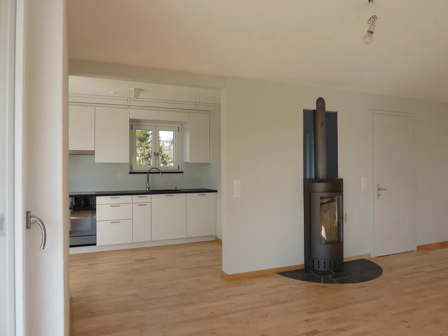 Freshly renovated 4.5-room apartment with large terrace in a quiet residential area in Wettswil am Albis - Photo 4 of 11