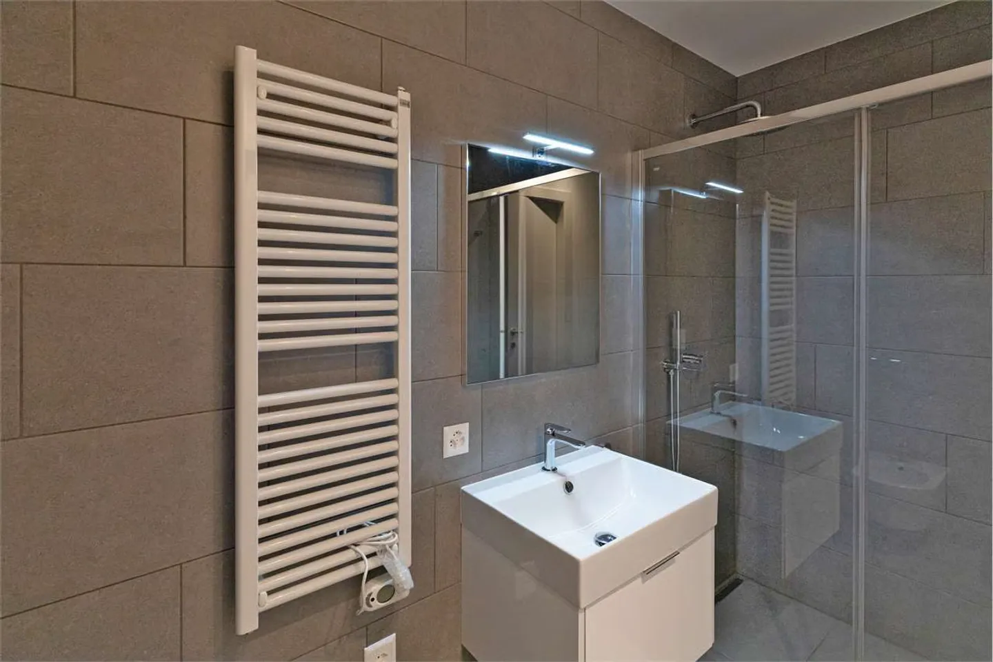 Bellinzona 3.5 Zimmer moderne Wohnung mit großer Terrasse - Photo 7 sur 13