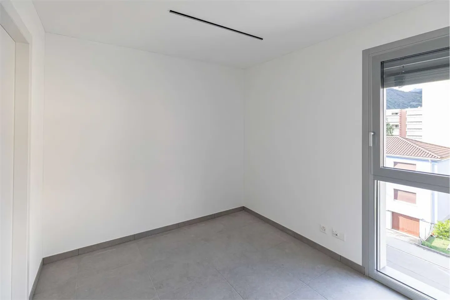 Bellinzona 3.5 Zimmer moderne Wohnung mit großer Terrasse - Photo 11 sur 13
