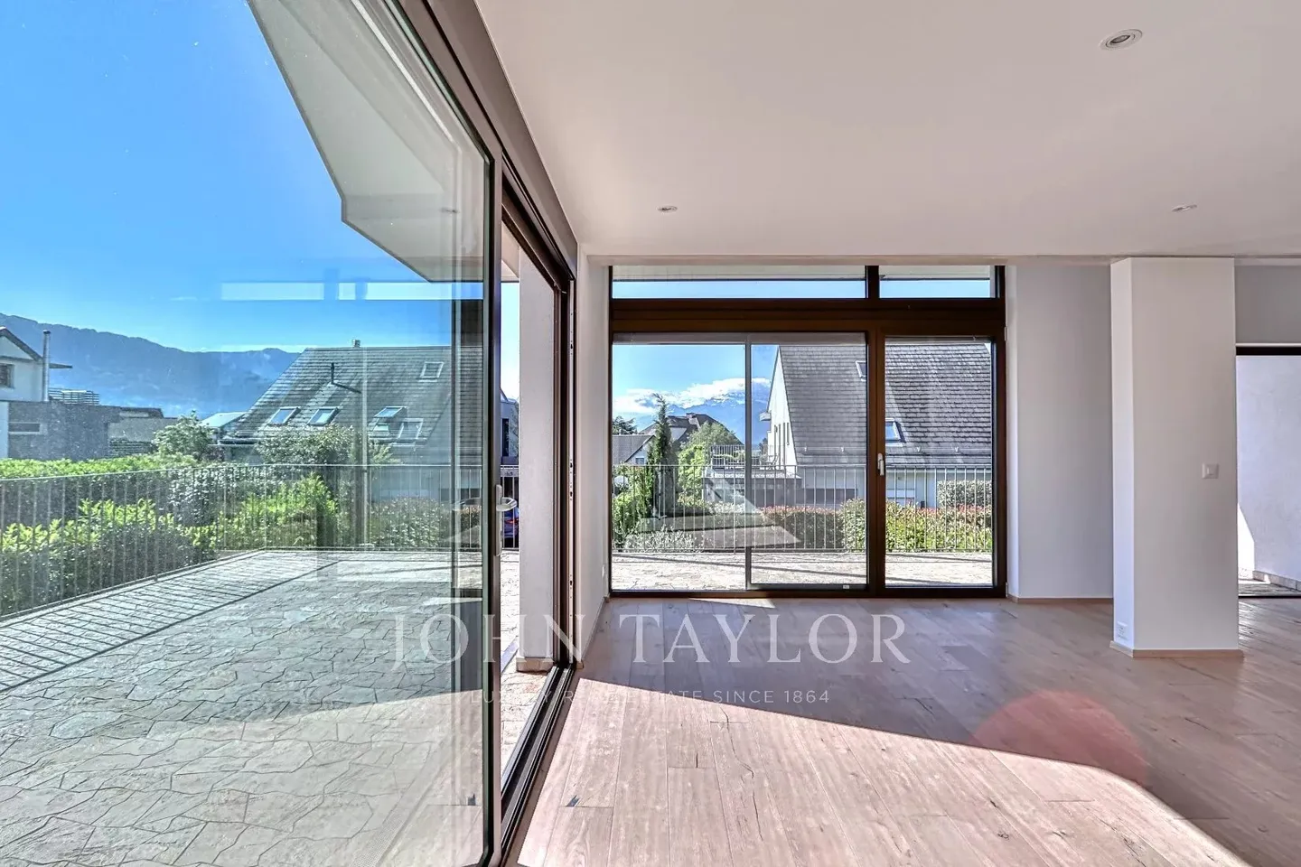 Villa a schiera contemporanea, come nuova - Foto 1 di 21