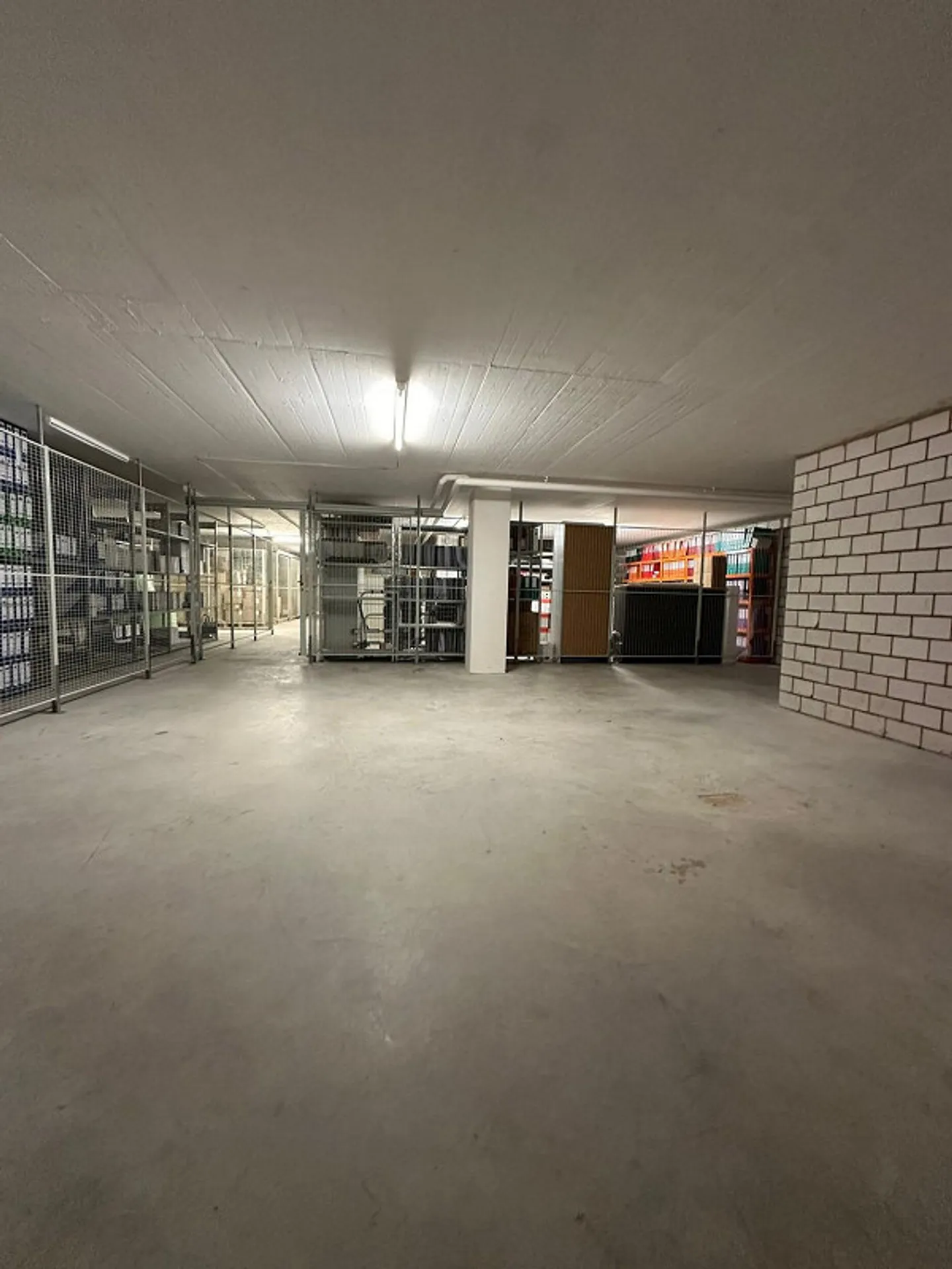 Spazio di stoccaggio in un edificio commerciale rappresentativo - Foto 3 di 3