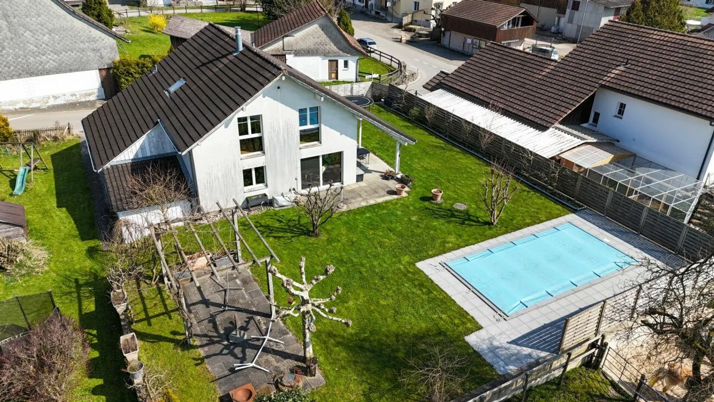Vivre dans un endroit calme : Maison individuelle de 5,5 pièces avec jardin spacieux - Photo 1 sur 13