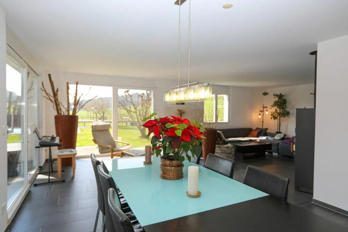 Vivre dans un endroit calme : Maison individuelle de 5,5 pièces avec jardin spacieux - Photo 3 sur 13