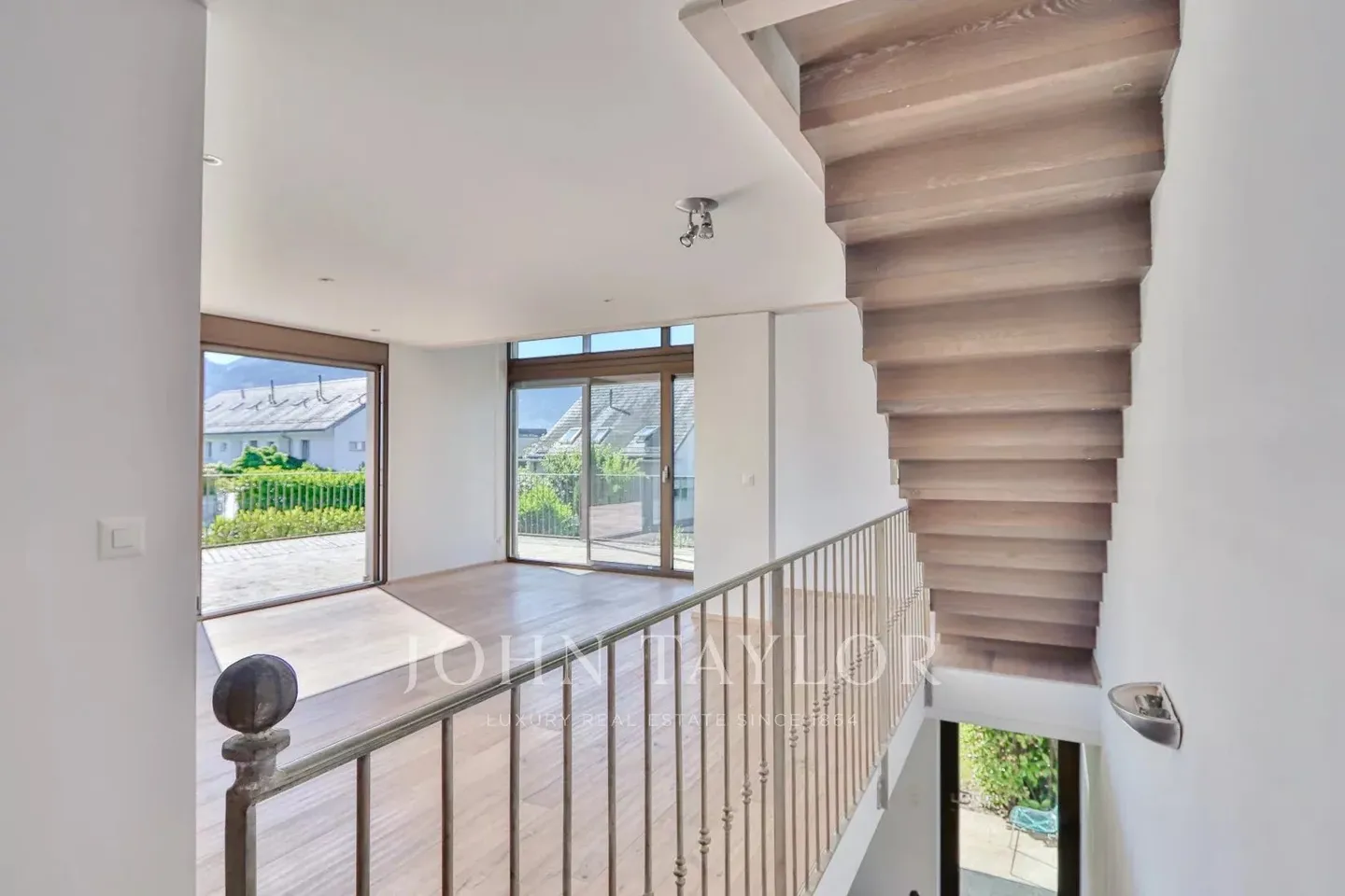 Villa a schiera contemporanea, come nuova - Foto 9 di 21