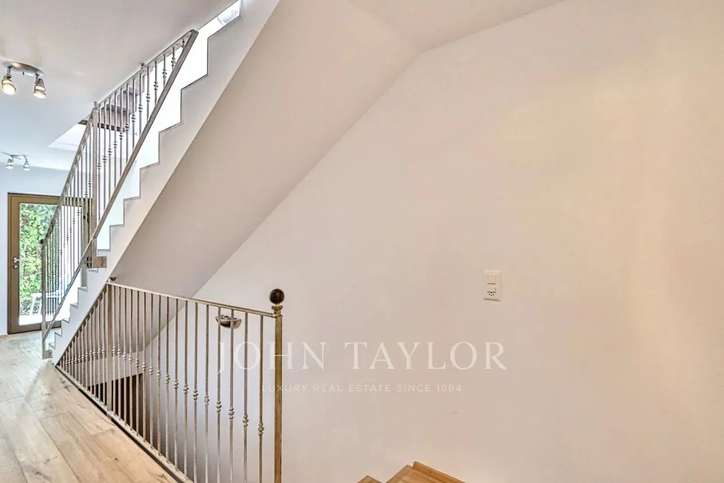 Villa a schiera contemporanea, come nuova - Foto 7 di 21