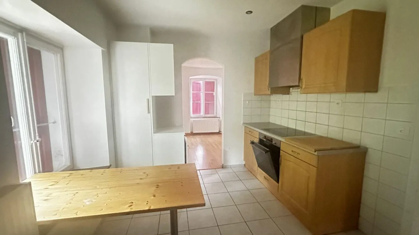 Incantevole appartamento su due livelli con terrazza, giardino e garage - Foto 8 di 15