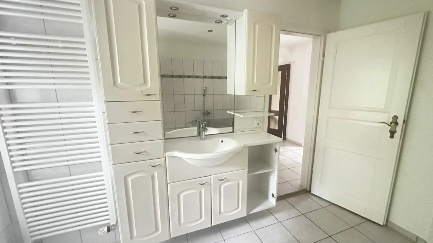 Incantevole appartamento su due livelli con terrazza, giardino e garage - Foto 11 di 15