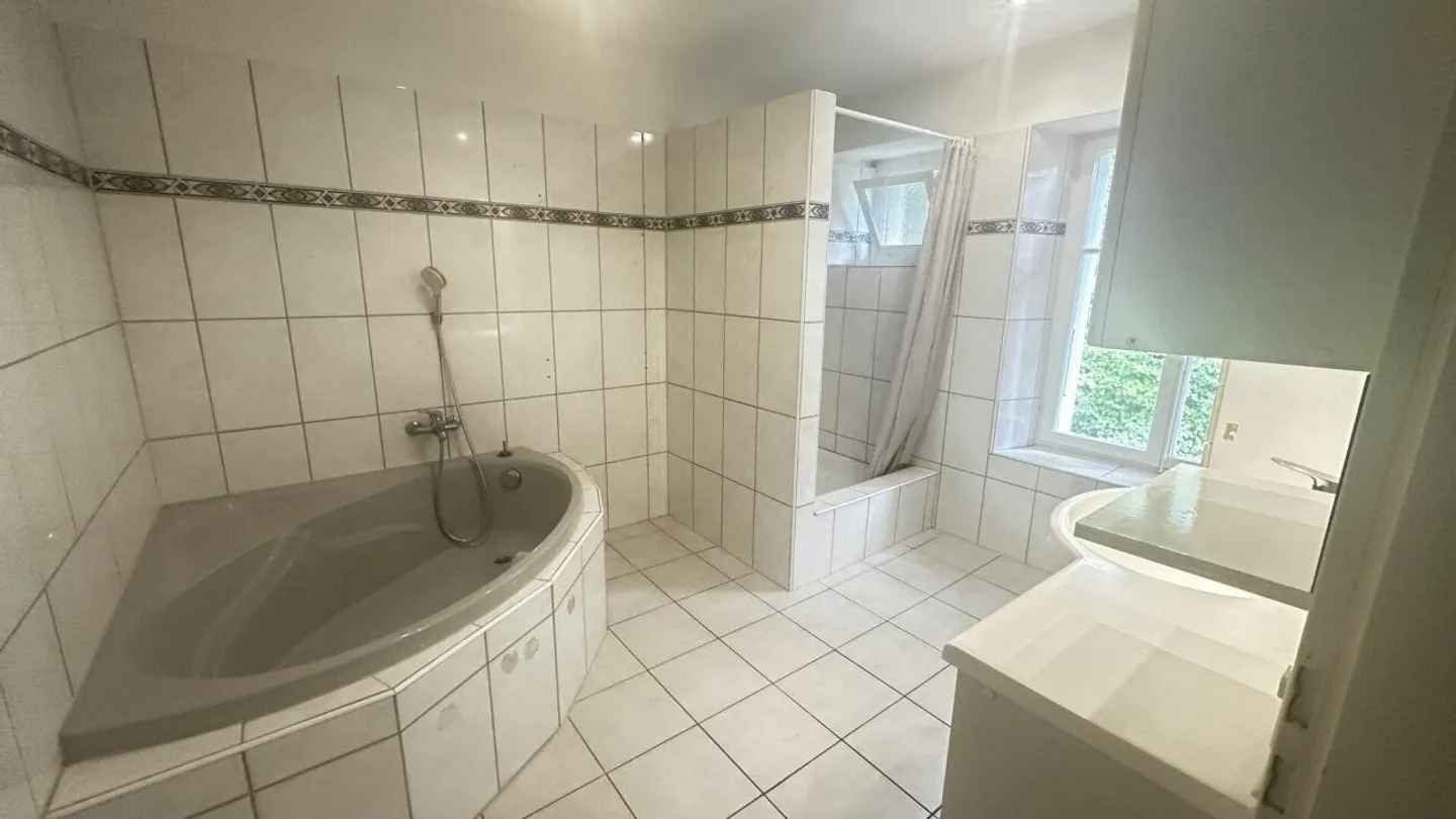 Incantevole appartamento su due livelli con terrazza, giardino e garage - Foto 12 di 15