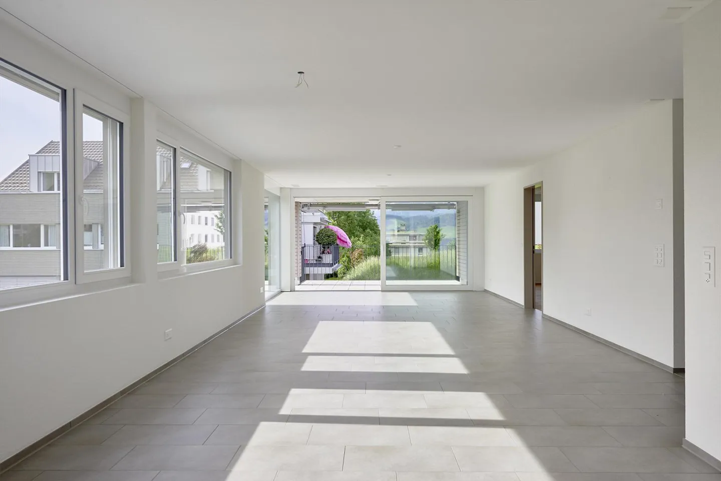 Moderne Wohnung mit grossem Balkon - Foto 5 von 12