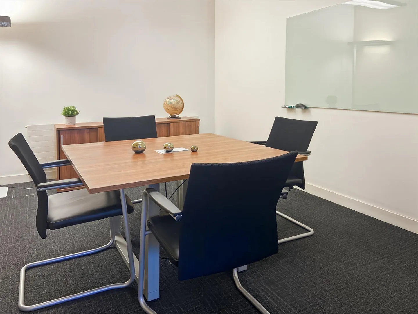 Accès tout compris à des bureaux professionnels pour 2 personnes au Regus City Centre - Photo 6 sur 7