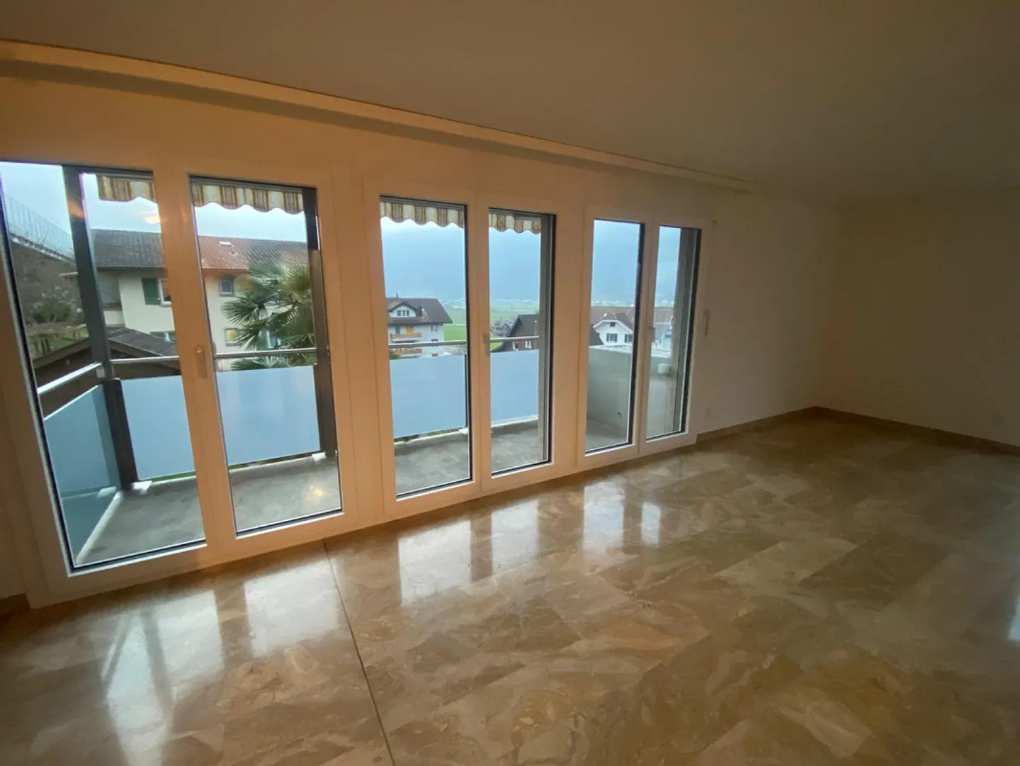Luminoso appartamento di 3,5 locali con balcone e bella vista a Buochs - Foto 6 di 10