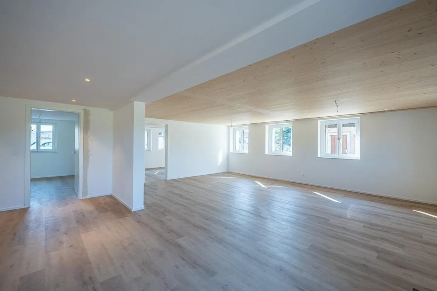 Modern 3.5-room new apartment with high-quality finishing standard - Photo 2 of 11