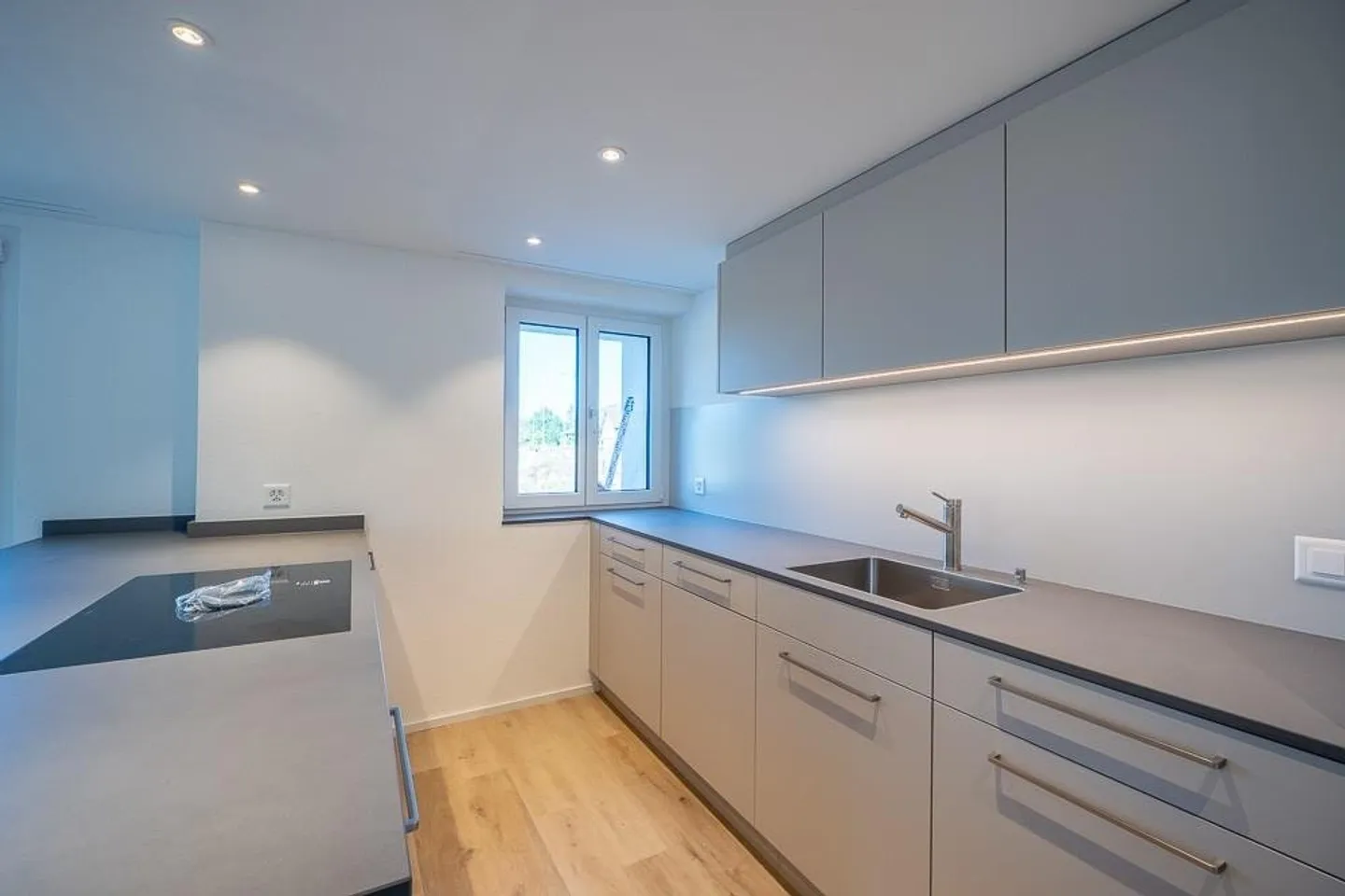 Modern 3.5-room new apartment with high-quality finishing standard - Photo 4 of 11