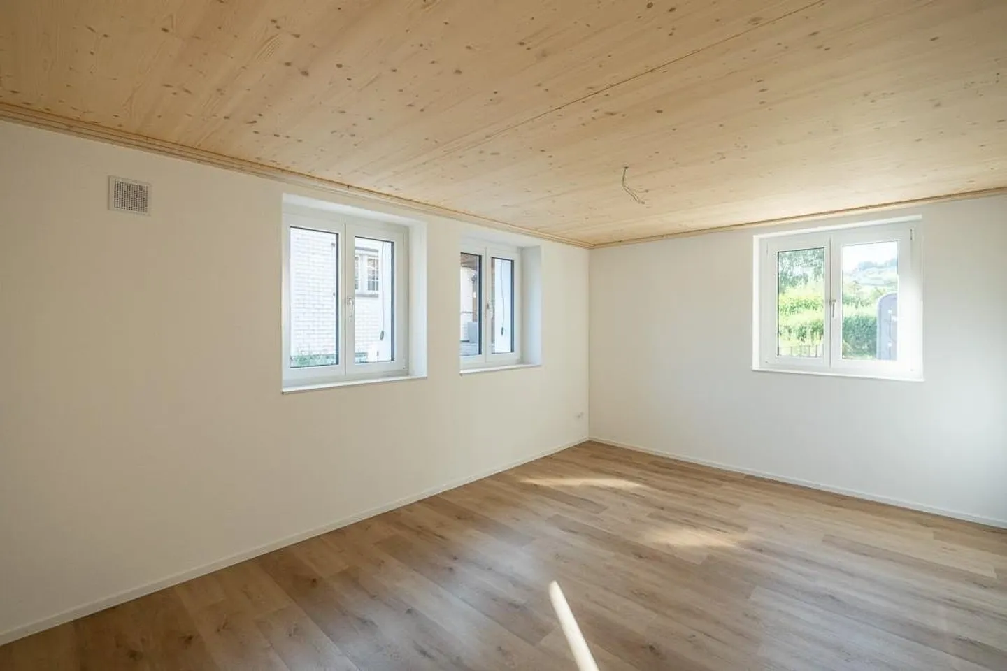 Modern 3.5-room new apartment with high-quality finishing standard - Photo 5 of 11