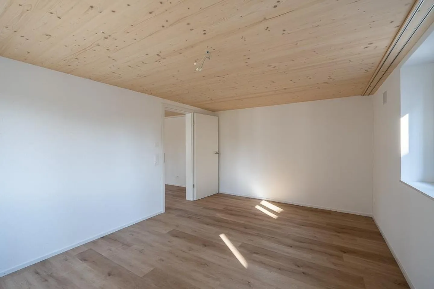 Modern 3.5-room new apartment with high-quality finishing standard - Photo 6 of 11