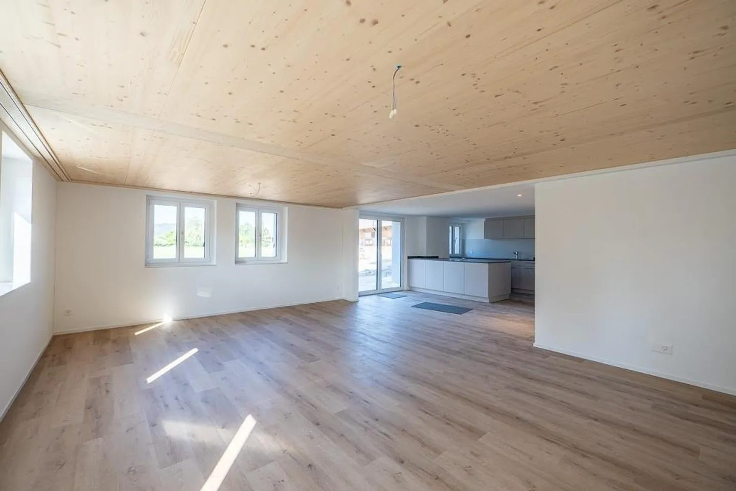 Modern 3.5-room new apartment with high-quality finishing standard - Photo 3 of 11