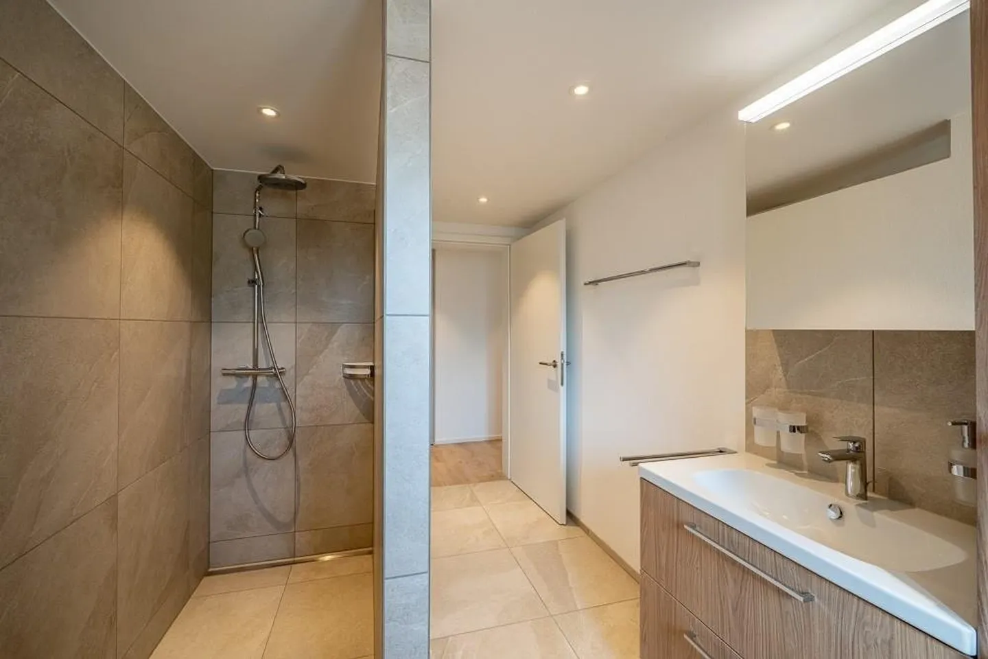 Modern 3.5-room new apartment with high-quality finishing standard - Photo 7 of 11