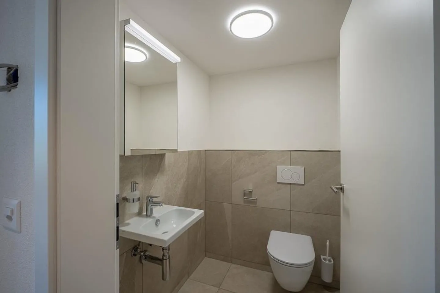 Modern 3.5-room new apartment with high-quality finishing standard - Photo 8 of 11