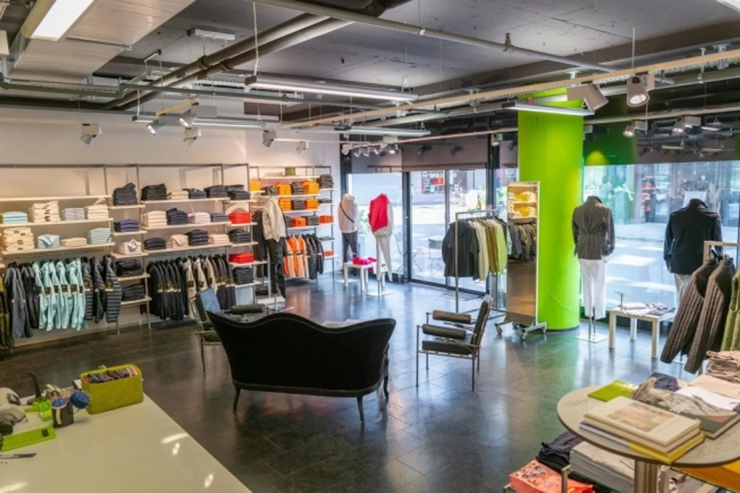 Boutique (121 m2) dans la maison Anfos - Photo 1 sur 5