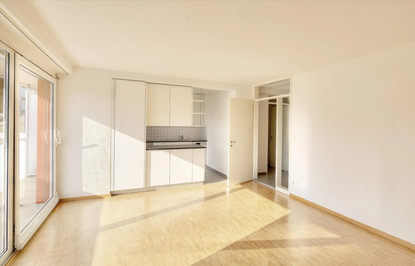 Modernes Apartment mit Balkon - Foto 2 von 7