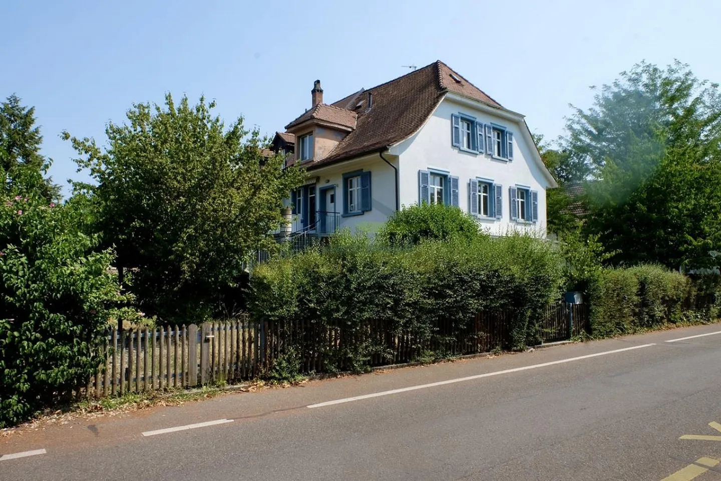 Exciting Opportunity: Beautiful Semi-Detached House with Apartment - Photo 1 of 14
