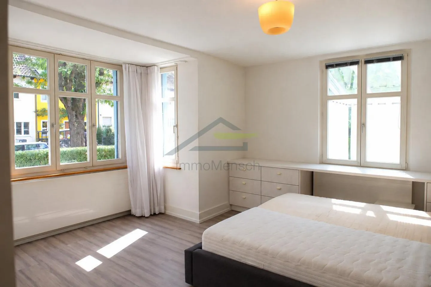 Exciting Opportunity: Beautiful Semi-Detached House with Apartment - Photo 4 of 14