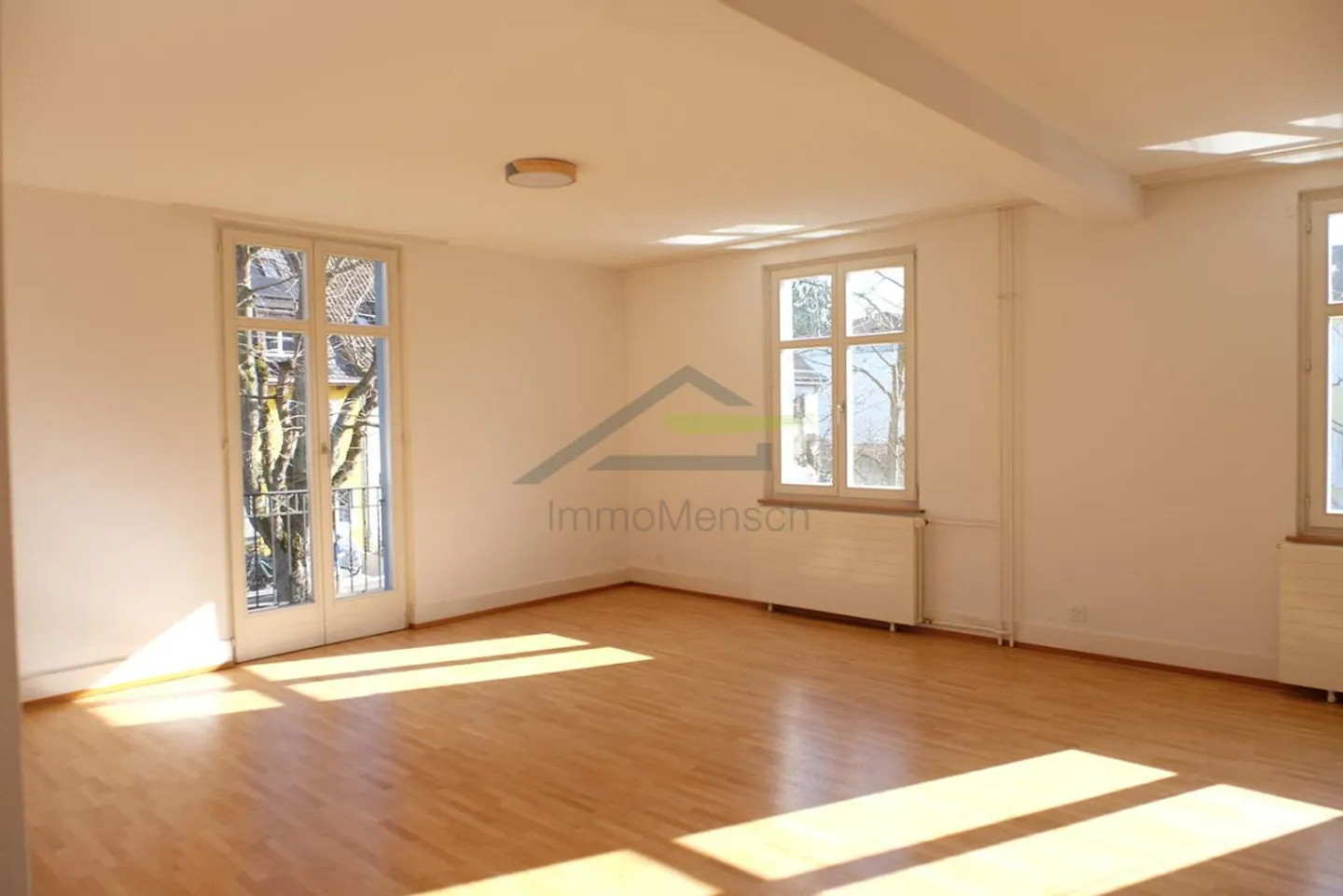 Exciting Opportunity: Beautiful Semi-Detached House with Apartment - Photo 5 of 14
