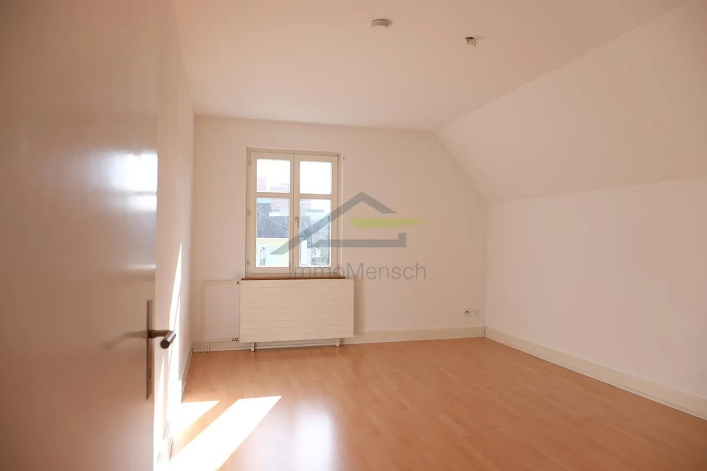 Exciting Opportunity: Beautiful Semi-Detached House with Apartment - Photo 6 of 14
