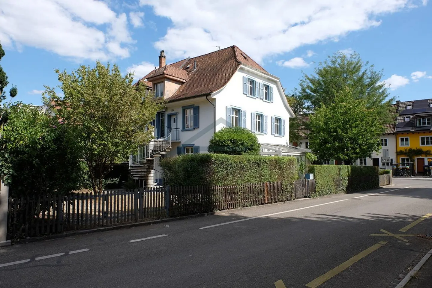 Exciting Opportunity: Beautiful Semi-Detached House with Apartment - Photo 8 of 14