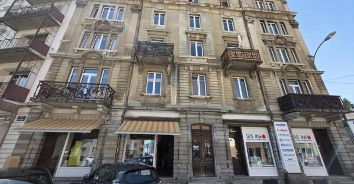 Mixed-use building for rent - Photo 1 of 9