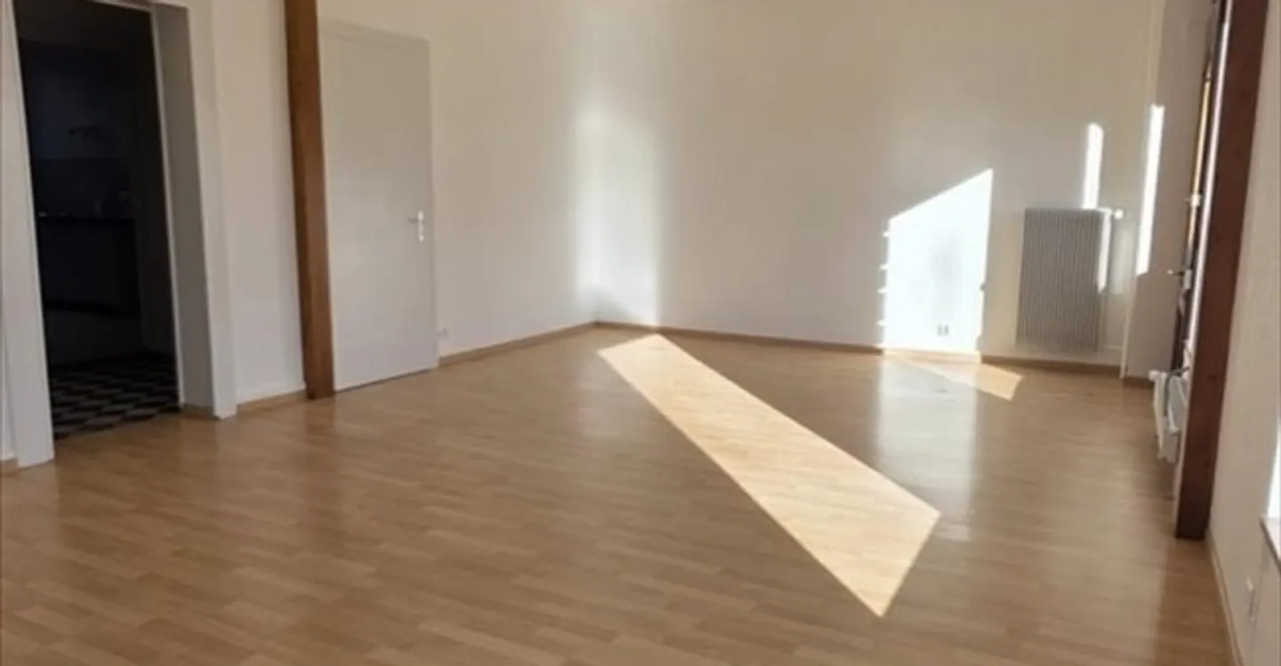 Mixed-use building for rent - Photo 3 of 9